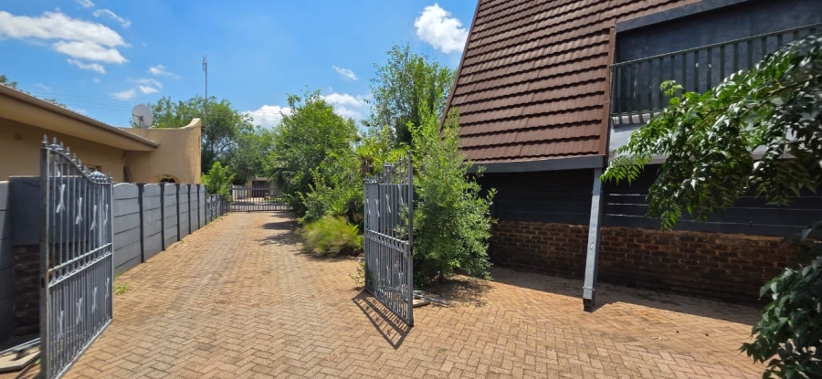 6 Bedroom Property for Sale in Wilkeville North West